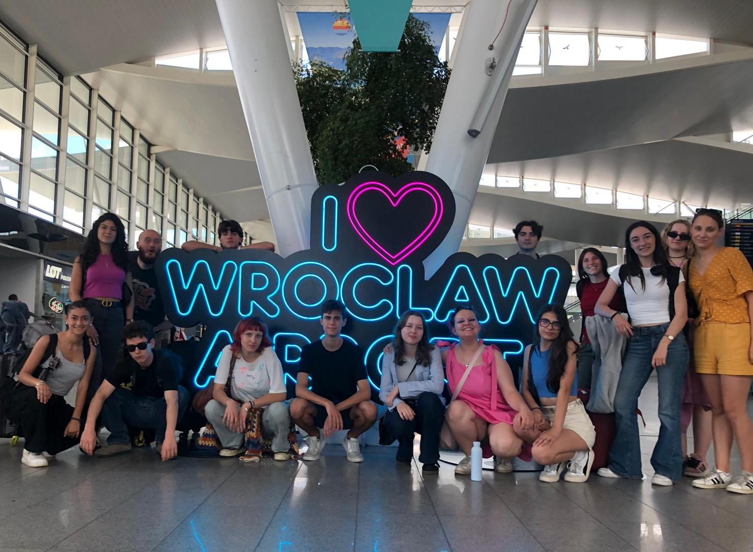 Gruppo di ragazzi davanti a scritta Wroclaw