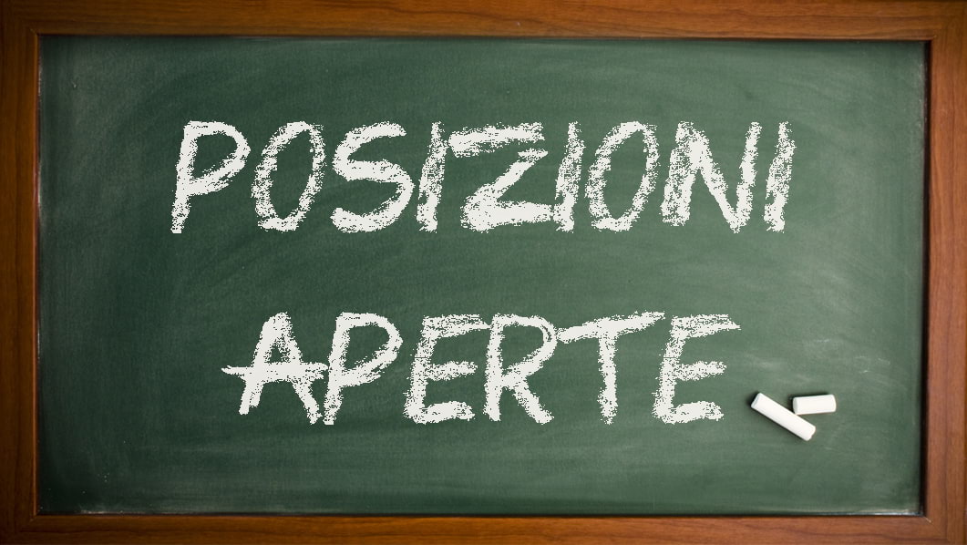 lavagna con la scritta Posizioni aperte