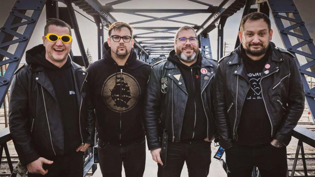 foto dei 4 membri della band vestiti con indumenti di colore nero