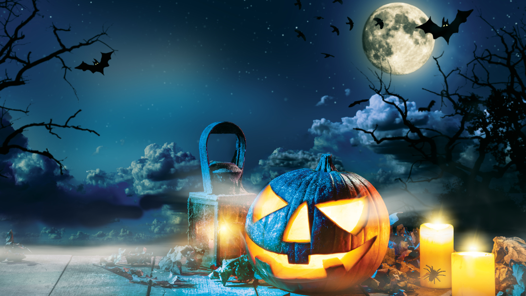Zucca di Halloween con candele lanterna ragni e pipistrelli