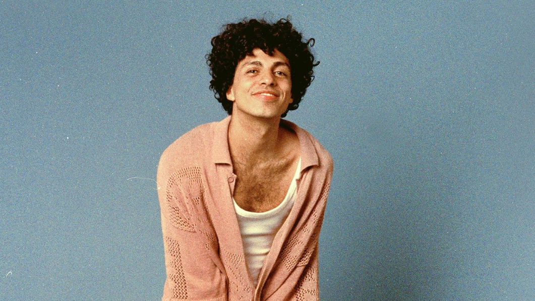 foto di Leo Middea con sfondo azzurro
