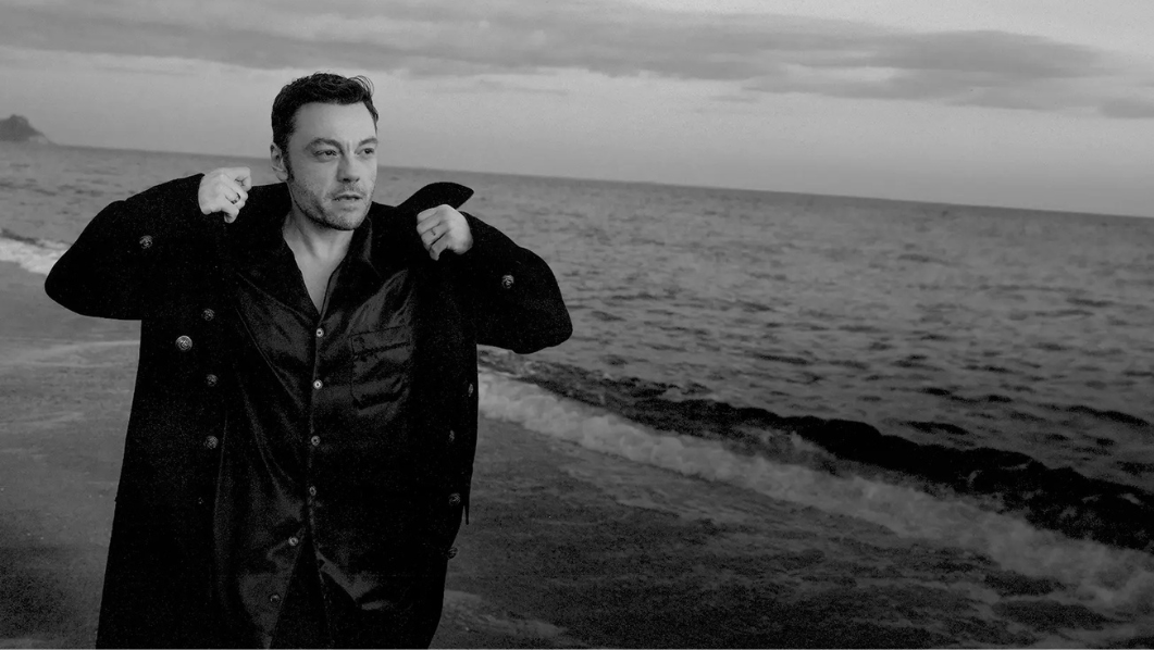 foto in bianco e nero di Tiziano Ferro di fronte al mare