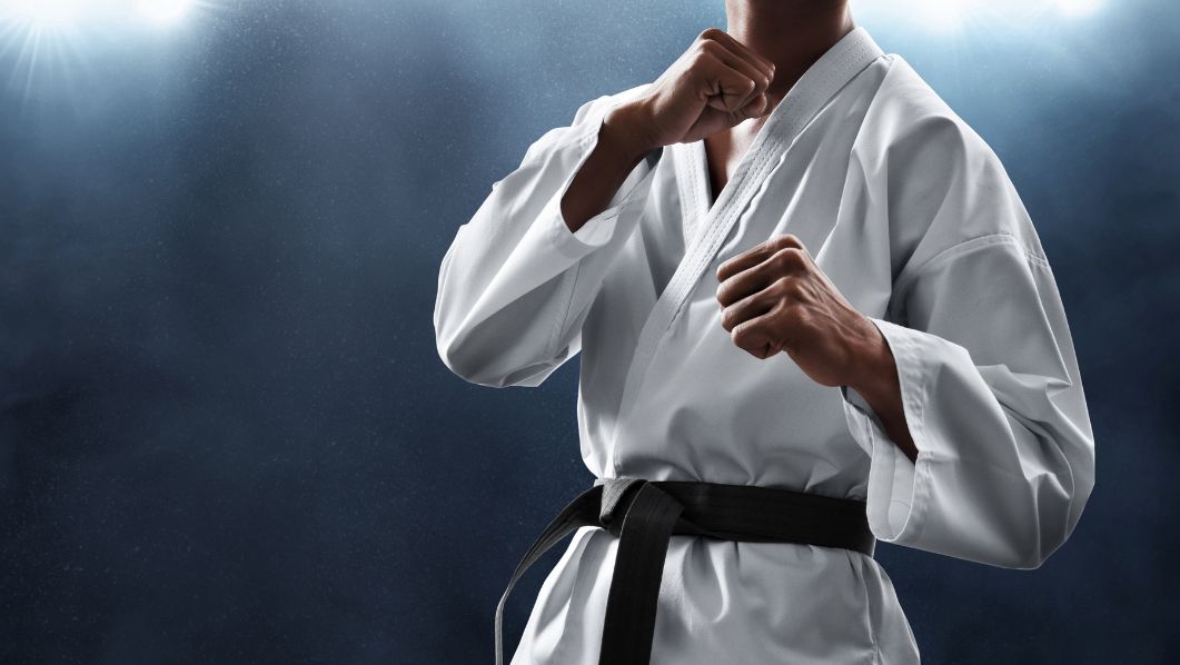 Ragazzo che fa karatè