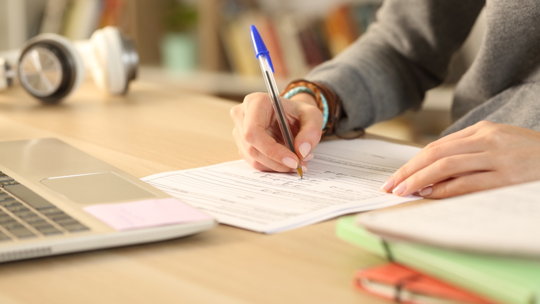 persona che compila un'autocertificazione