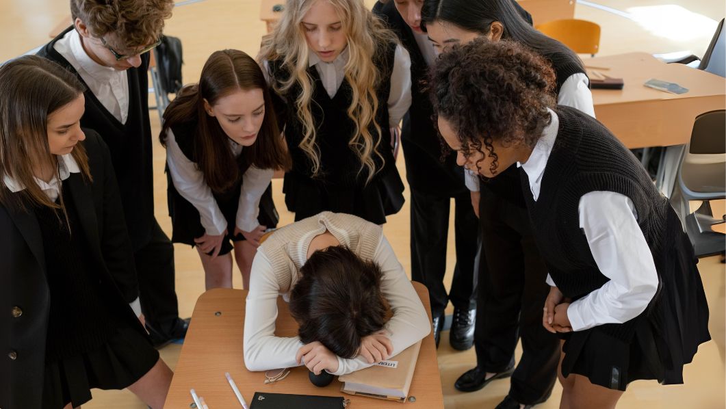 ragazzi e ragazze che bullizzano un compagno