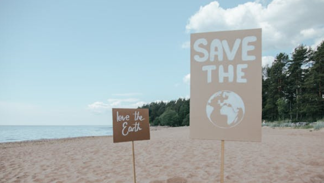 Cartelli con sritte love the earth e save the planet su spiaggia