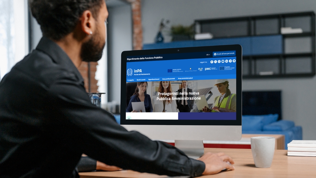 ragazzo al PC con videata del portale INPA