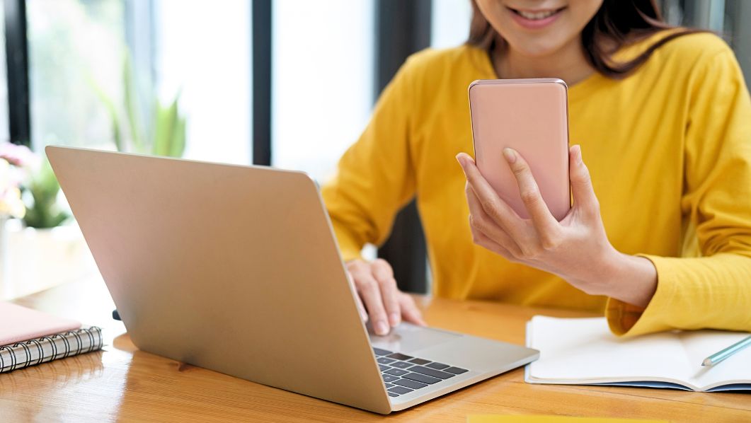 Ragazza con pc e smartphone