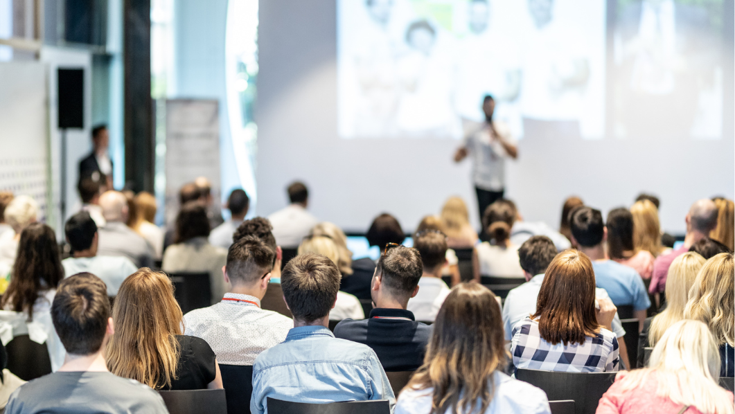 conferenza con un oratore e del pubblico