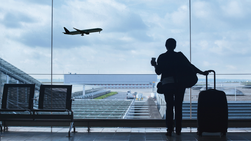 Sagoma di persona con bagaglio all'aeroporto