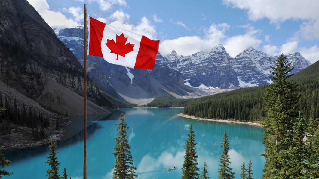 panorama lago Canada con bandiera