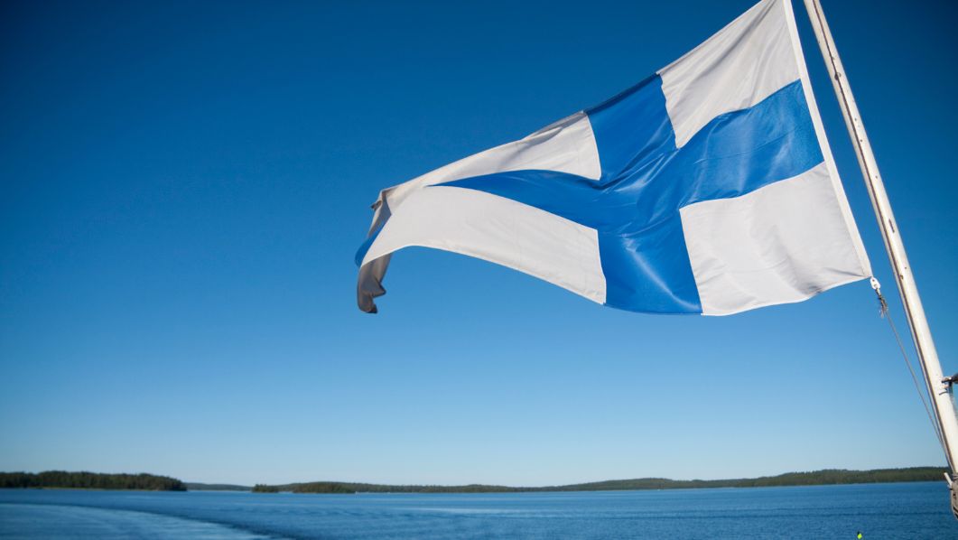 bandiera della Finlandia con sfondo cielo e mare