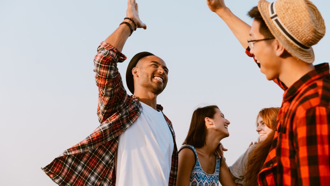 ragazzi che si danno il cinque