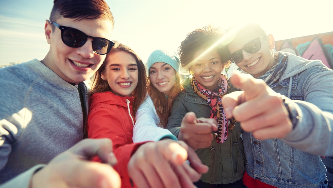 gruppo di ragazze e ragazzi sorridenti
