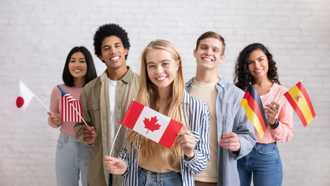 gruppo di ragazzi e ragazze con bandierine in mano