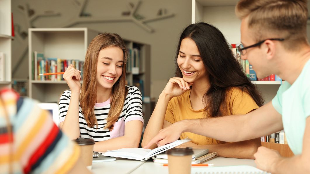 Consulente offre un servizio di orientamento ad una ragazza con la madre