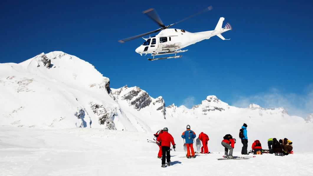 gruppo soccorso alpino con elicottero