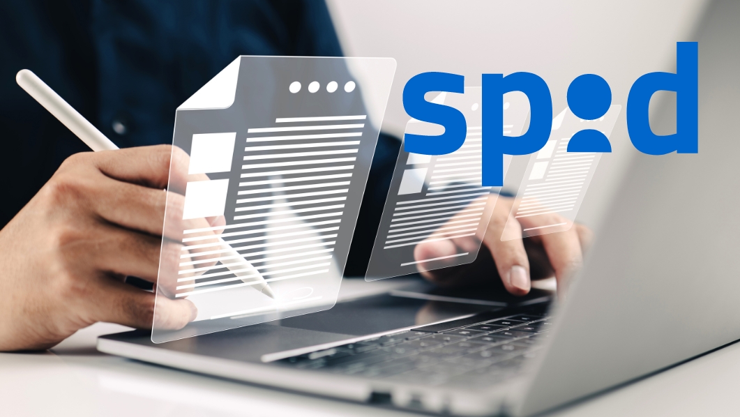 persona al pc che utilizza il sistema di identità digitale SPID