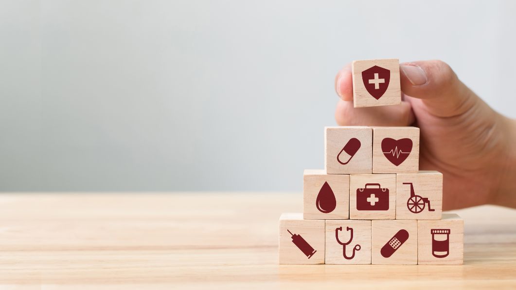 cubetti di legno con i simboli dell'assistenza sanitaria