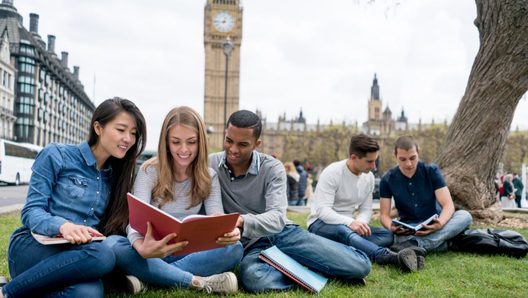gruppo di ragazze e ragazzi che studiano a Londra