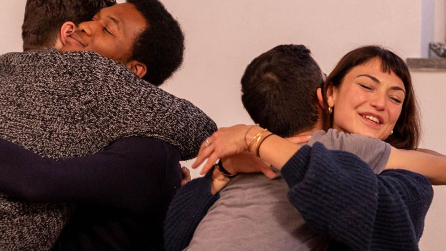 Ragazzi che si abbracciano