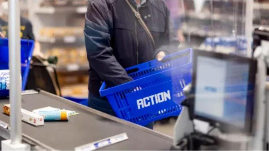 Persona con cestino alla cassa di un supermercato Action