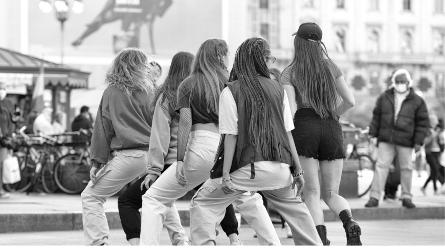 Ragazze che ballano per strada. Foto di giovanni by Pexels