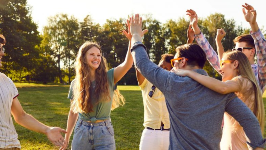Gruppo di giovani in un prato