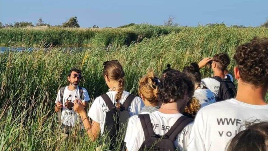 gruppo di volontari in una riserva naturale