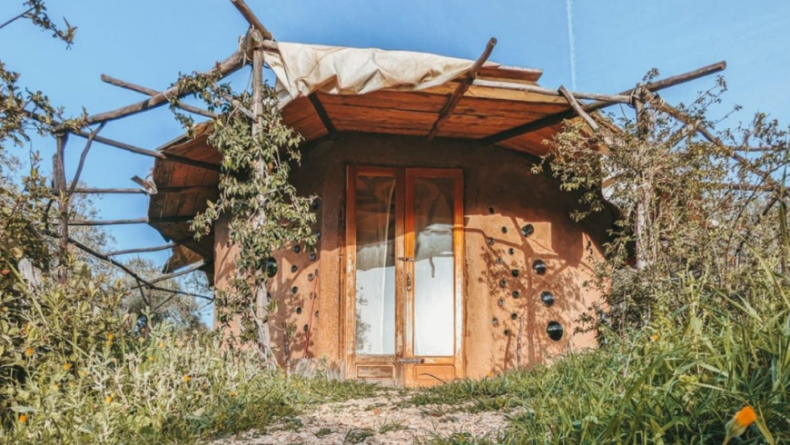 fotografia di una yurta in un ambiente naturale