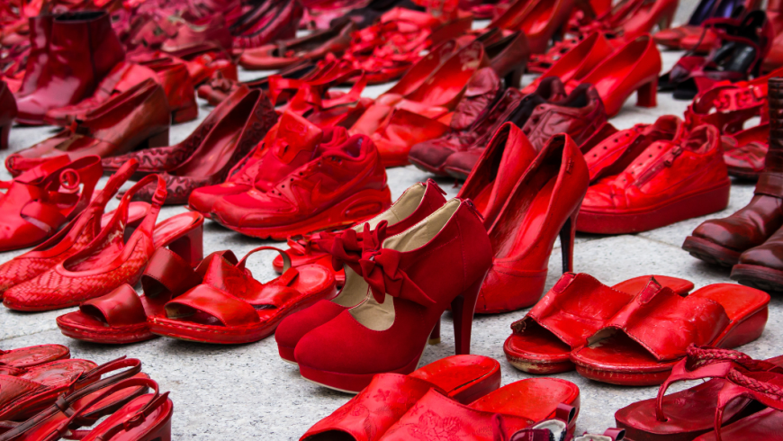 Decine di paia di scarpe rosse