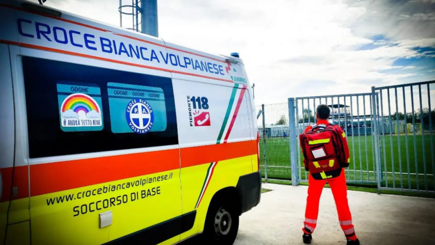 foto di una ambulanza della Croce Bianca Volpianese e di un volontario del soccorso ripreso di spalle
