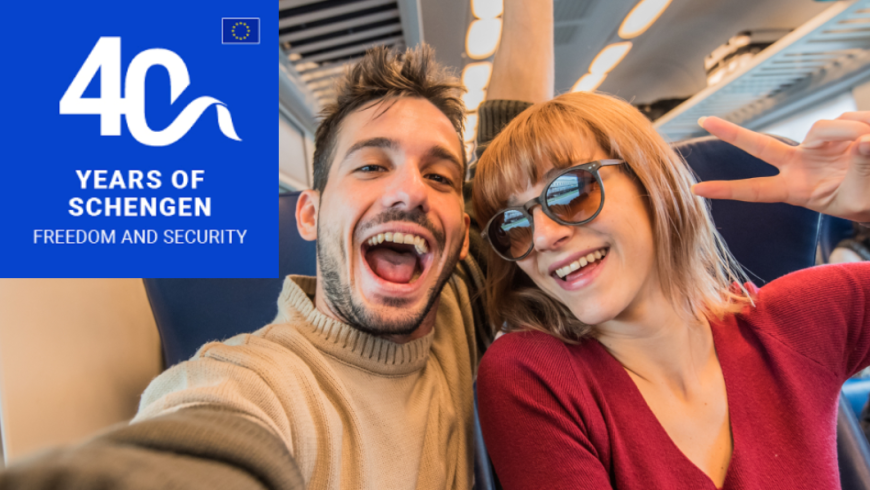 Ragazza e ragazzo sorridenti su treno e lodo 40 years of schegen