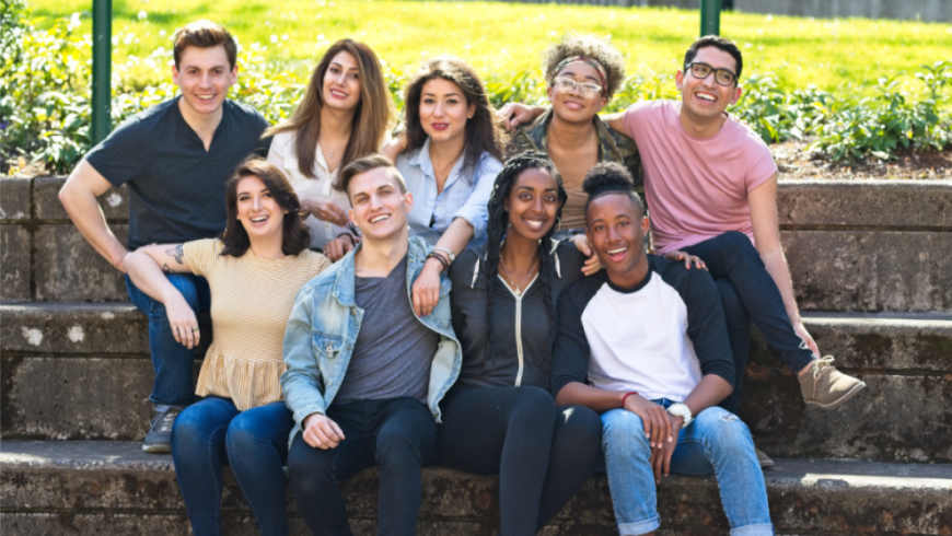 gruppo di giovani seduti su una gradinata