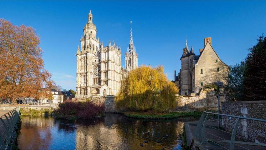 Cattedrale di Notre-Dame di Évreux e l'antico palazzo del Vescovado che si riflettono sulle acque del fiume