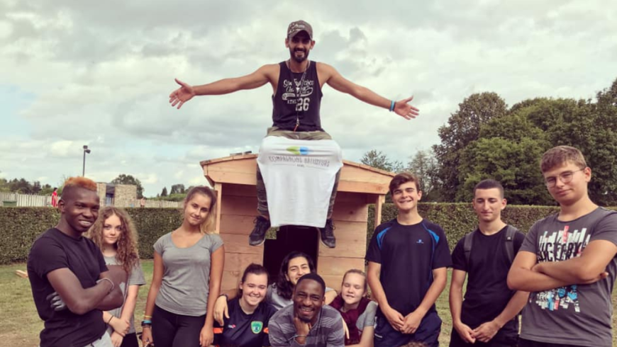 gruppo di giovani di diverse nazionalità