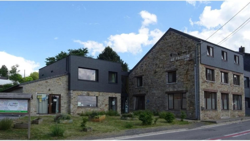 Fattoria le Fagotin: edificio moderno in pietra e rivestimento grigio scuro