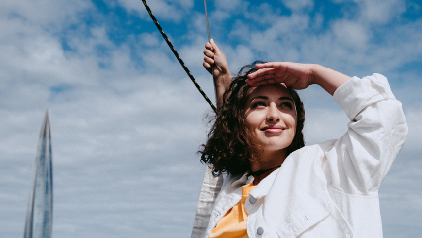 Ragazza che guarda lontano