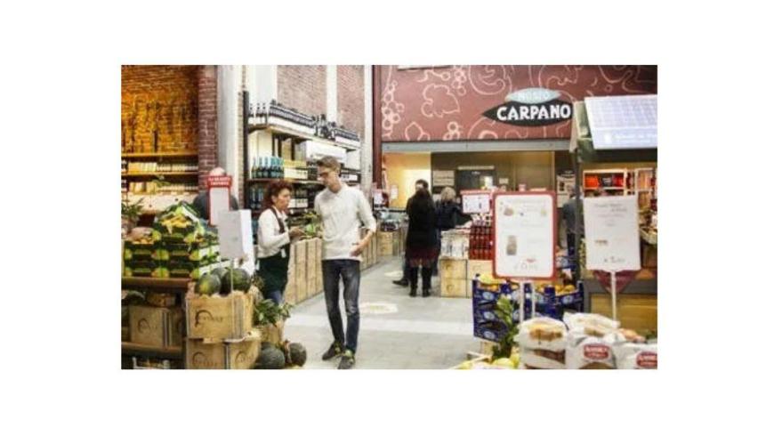 interno di un negozio Eataly a Torino, con lavoratori e clienti