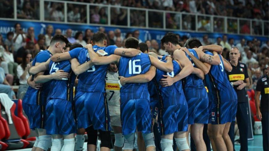 Pallavolisti della Nazionale italiana in gruppo abbracciati di schiena