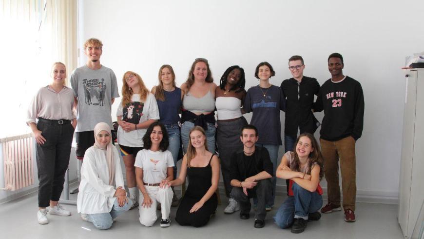 Gruppo di ragazzi e ragazze volontari