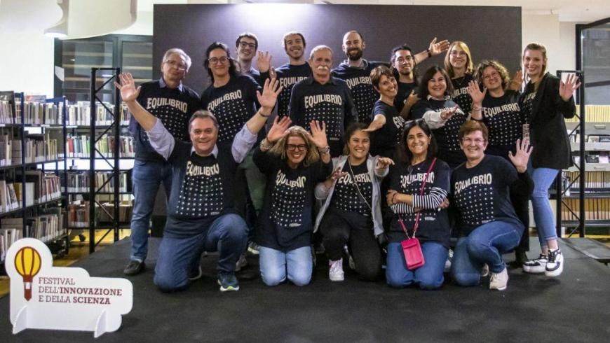 Gruppo di volontari e scritta Festival dell'innovazione e della scienza