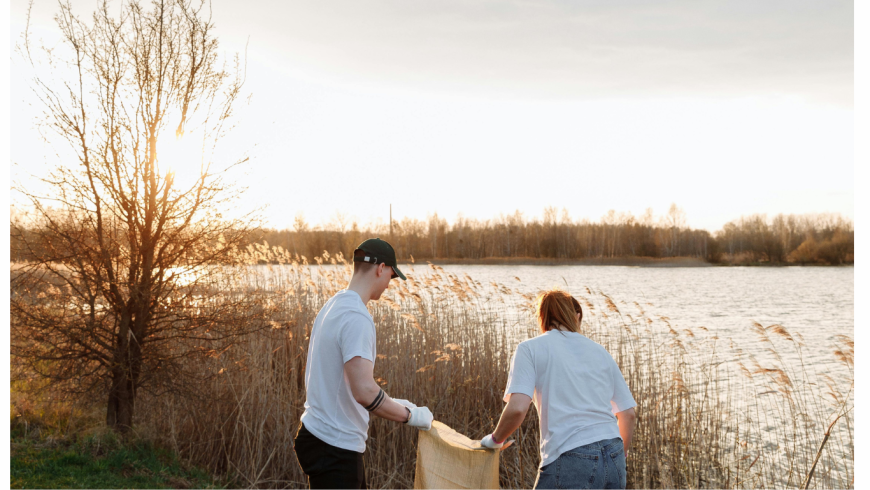 Ragazzi che puliscono la riva di un fiume
