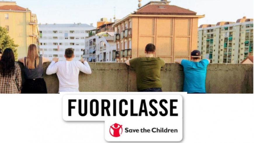 cinque giovani affacciati a un muretto e scritta Fuoriclasse Save the Children
