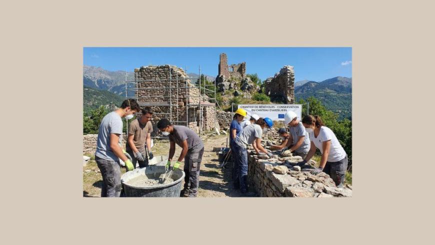 Giovani che lavorano alla restaurazione delle mura del castello di Arzeliers