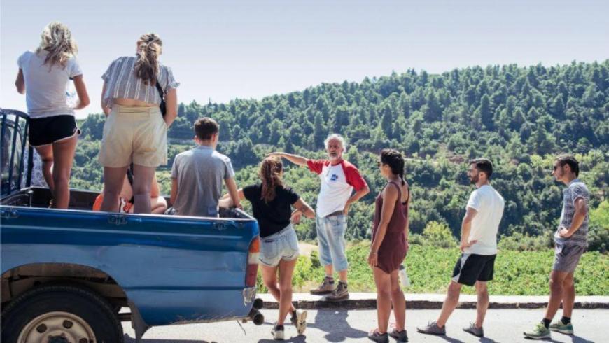 Giovani ragazzi e ragazze in paesaggio di montagna