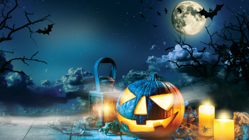 Zucca di Halloween con candele lanterna ragni e pipistrelli