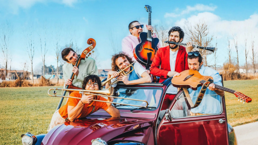 foto della band con gli strumenti su un'automobile