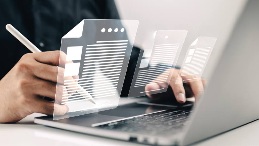 un tablet e una persona che digita