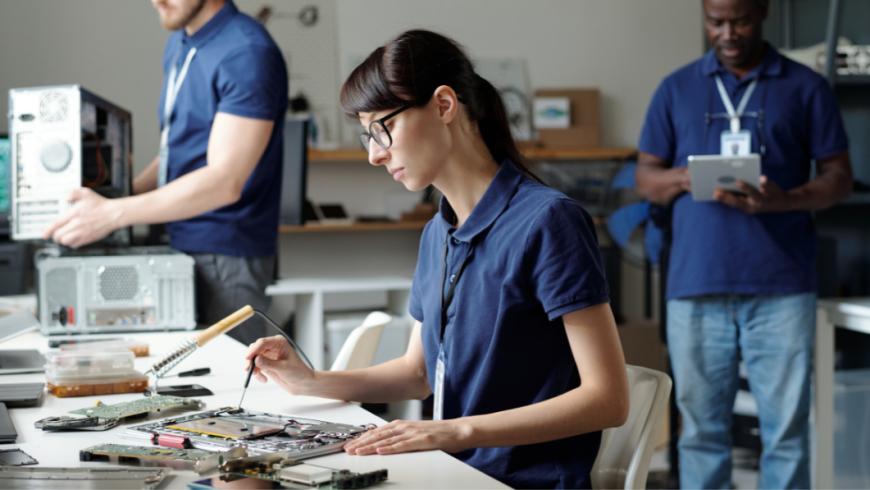 ragazza che sistema componenti elettronici pc